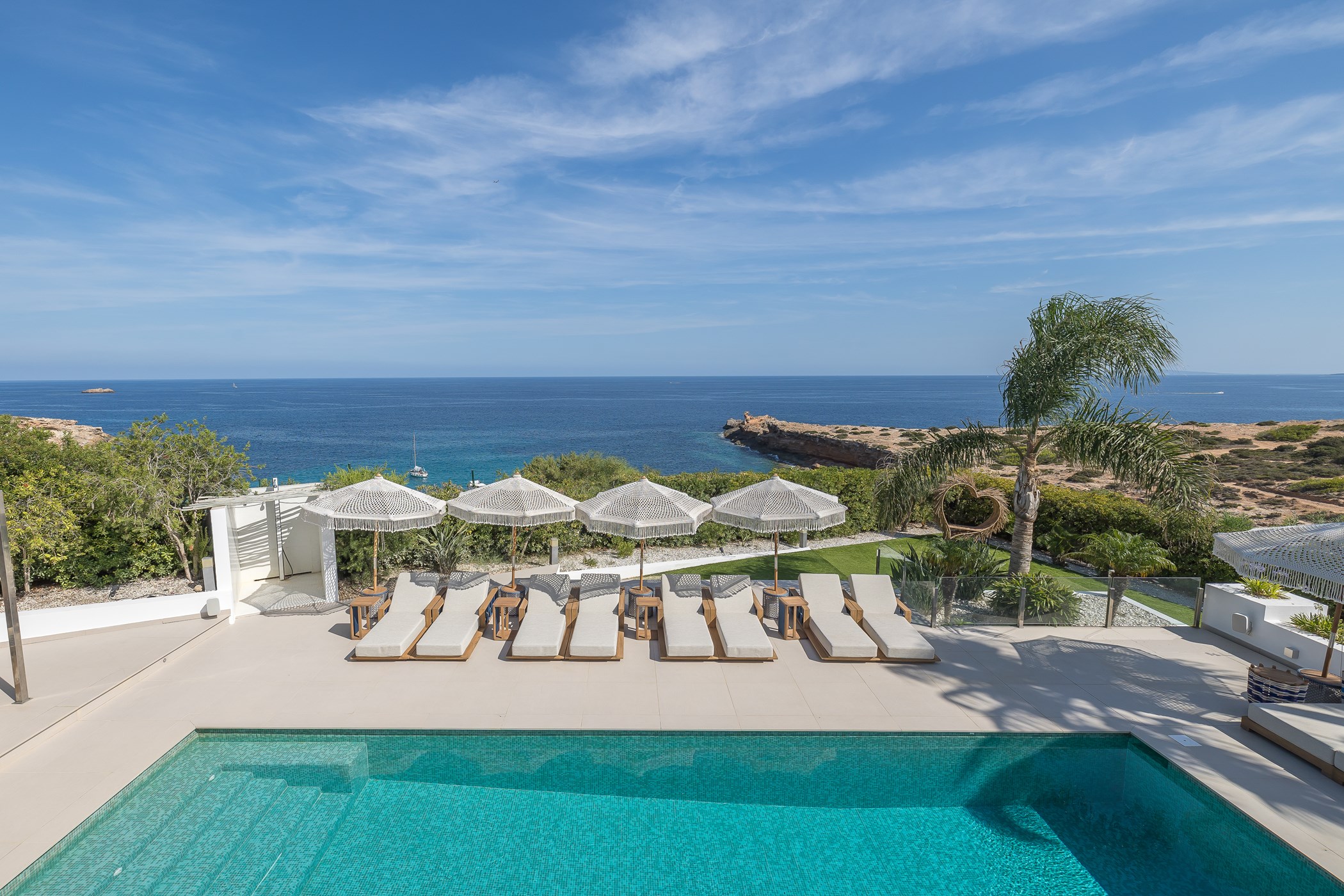 Villa Azura – 4-bedroom villa, with fully furnished interiors (photo 16 of 49)