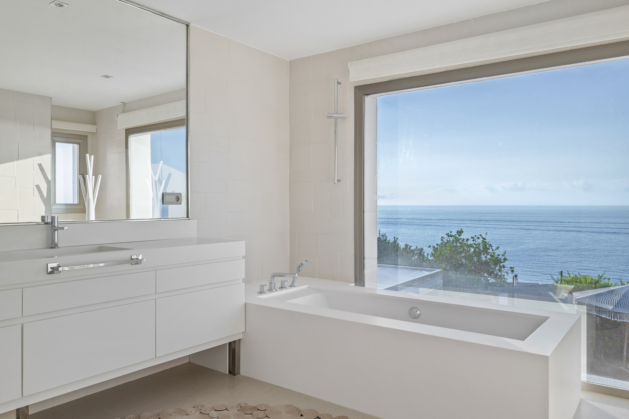 Villa Azura – 4-bedroom villa, with fully furnished interiors (photo 30 of 49)