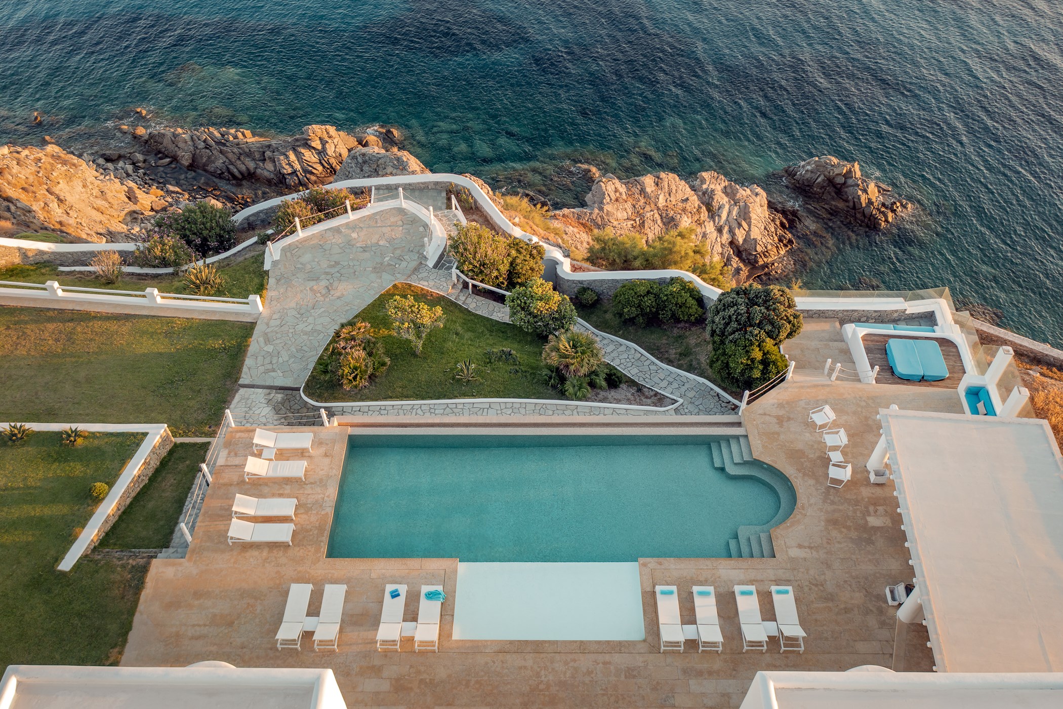 Villa Sea-Front – 7-bedroom villa, with a swimming pool (photo 8 of 26)