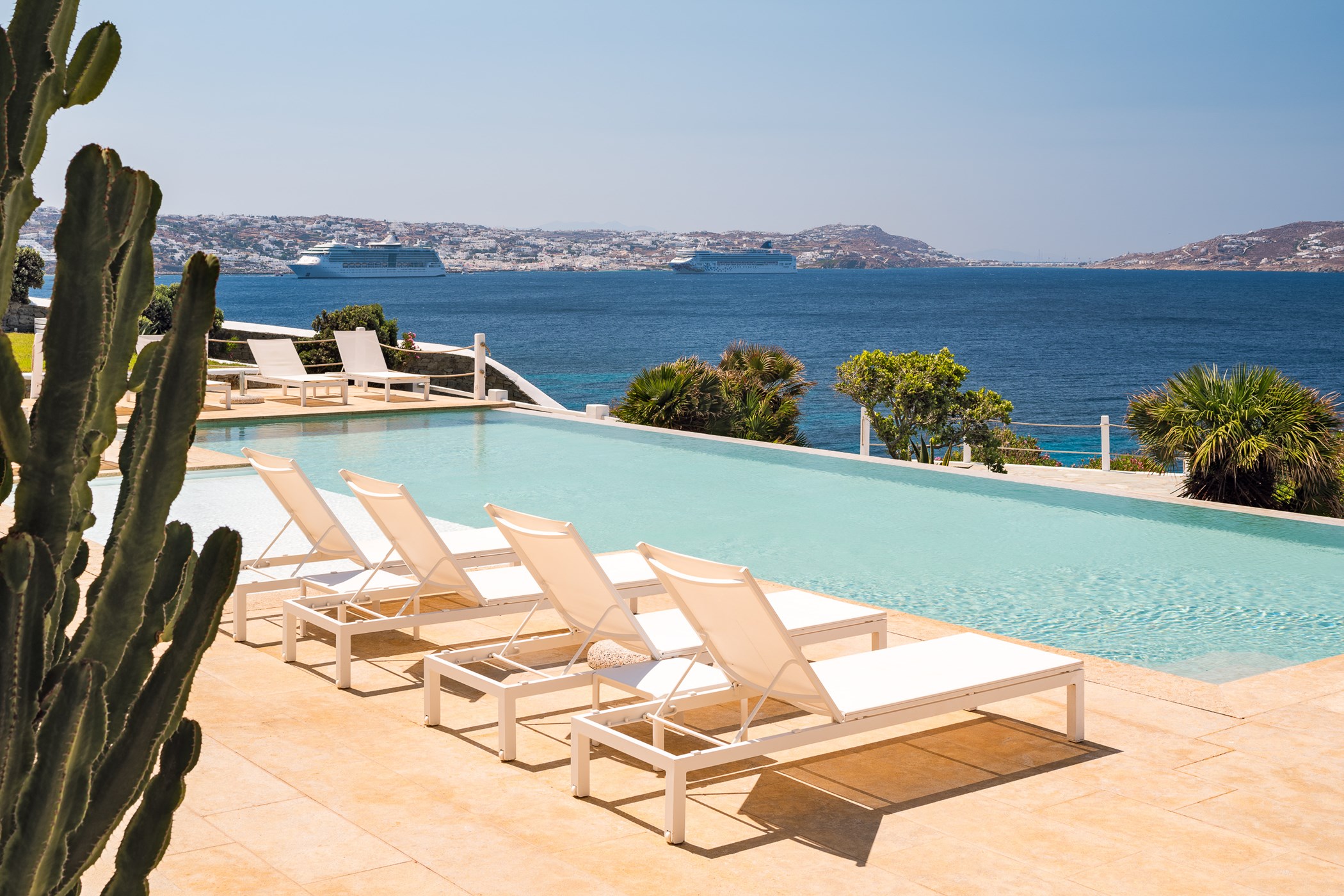 Villa Sea-Front – 7-bedroom villa, with a swimming pool (photo 24 of 26)