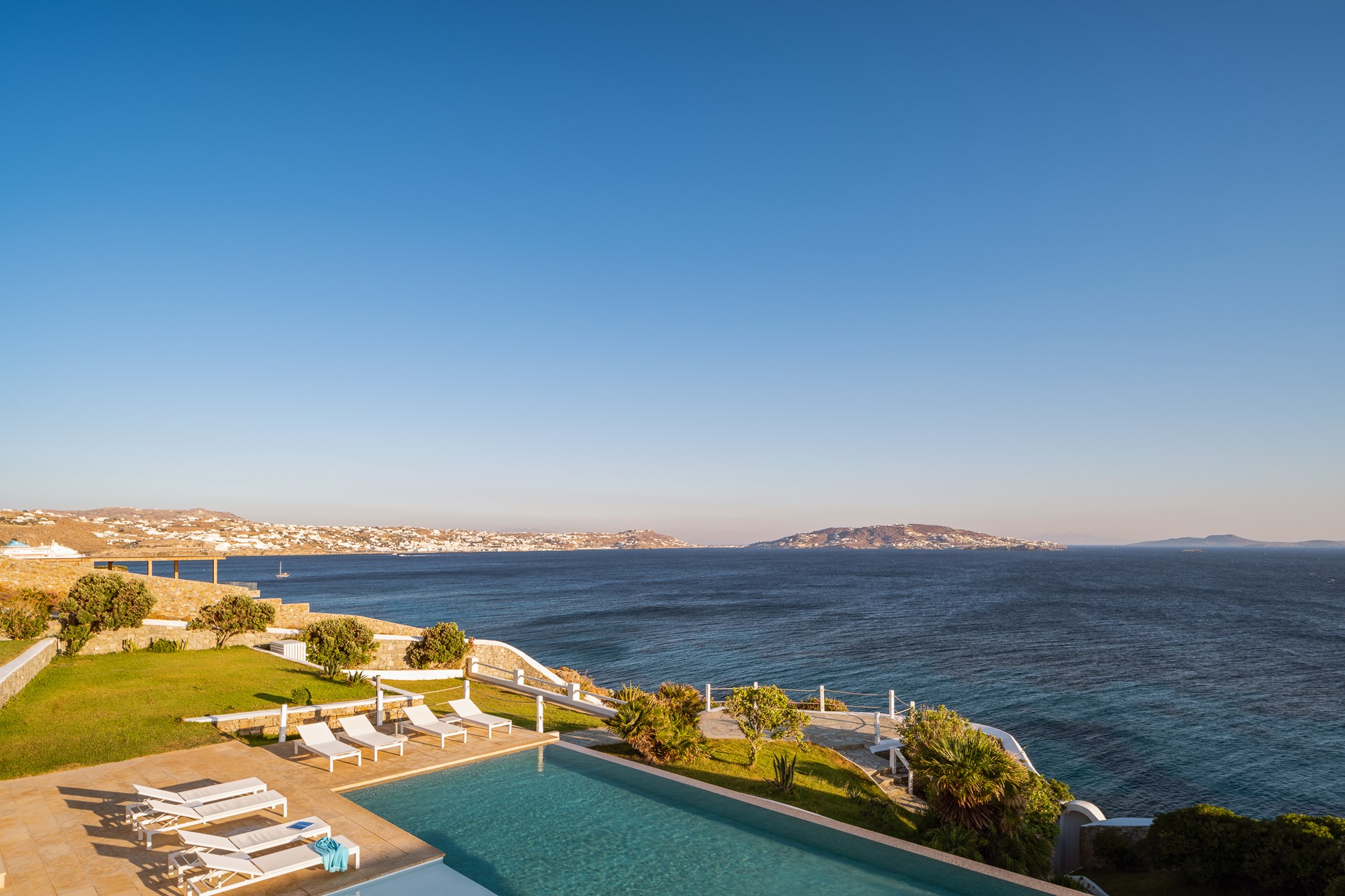 Villa Sea-Front – 7-bedroom villa, with a swimming pool (photo 25 of 26)