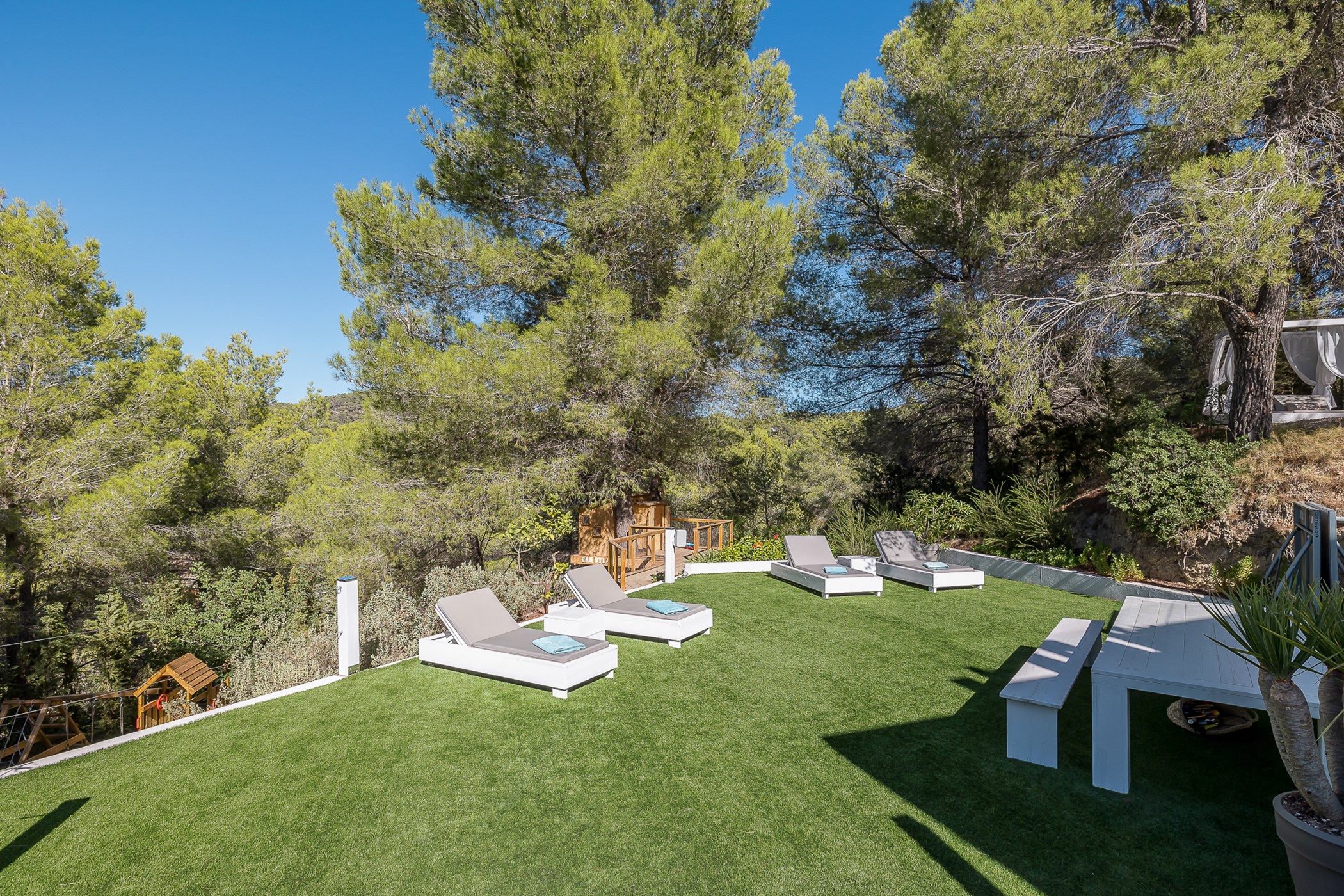 Villa Ivy – 6-bedroom villa, with a swimming pool (photo 34 of 48)