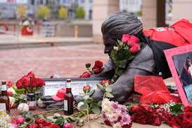 Pete Rose statue and fan tributes
