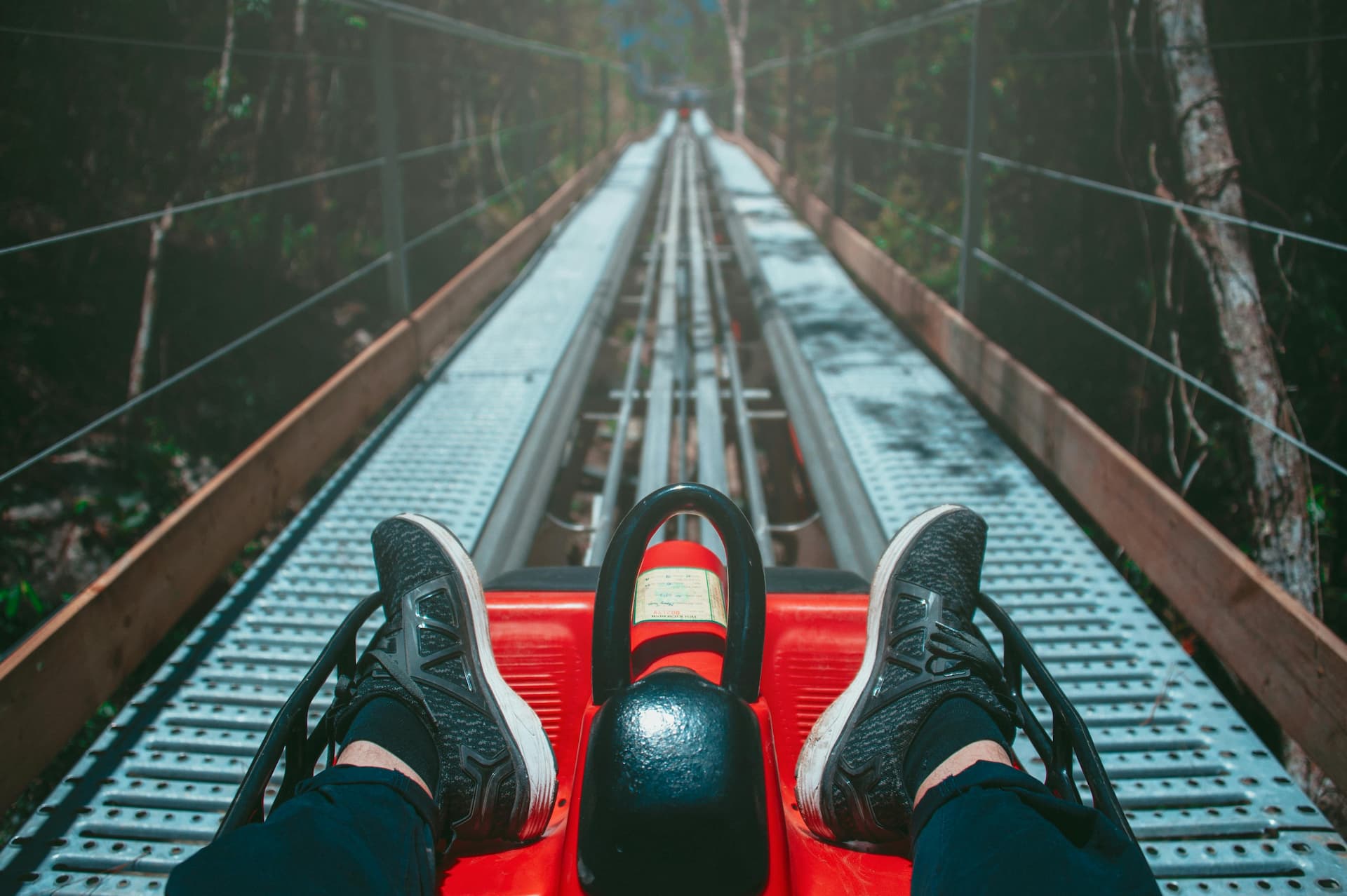 Vue à la première personne des pieds sur une montagne russe à Tremblant.