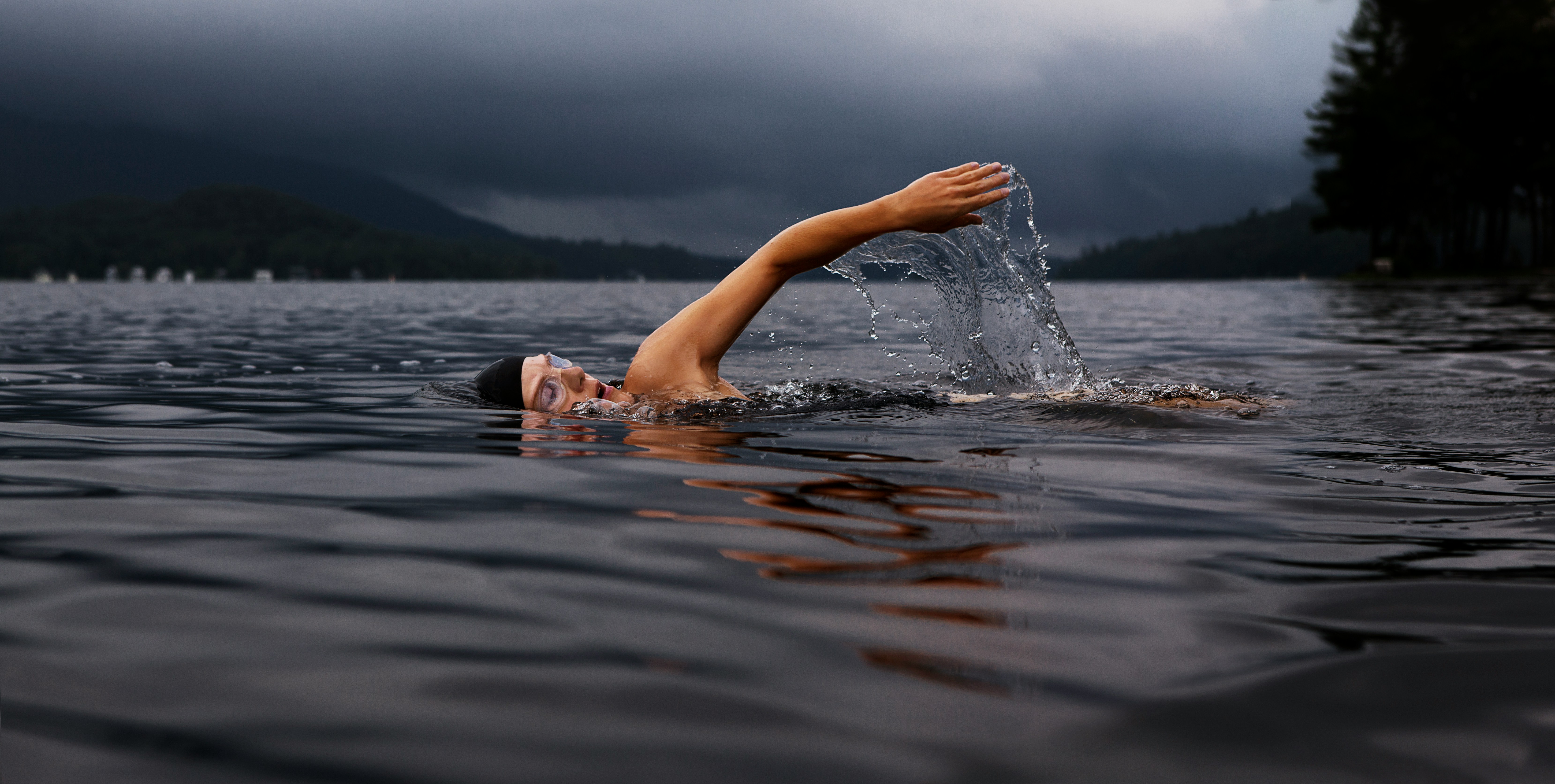 Athlète en natation en eau libre dans le lac Tremblant pendant un entraînement de triathlon