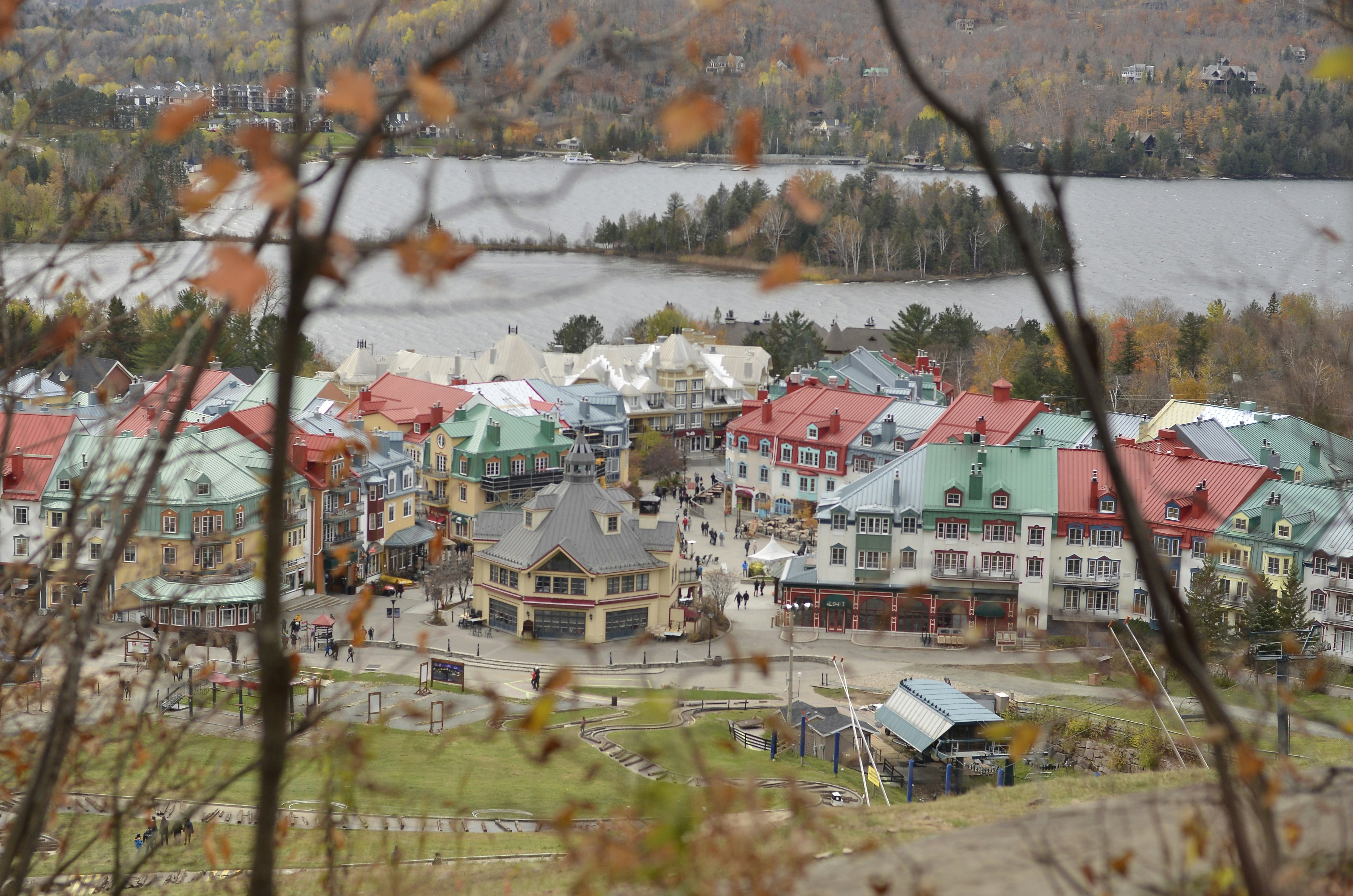 Vue aérienne du village de Mont-Tremblant avec ses toits colorés et le lac en arrière-plan, destination touristique populaire au Québec