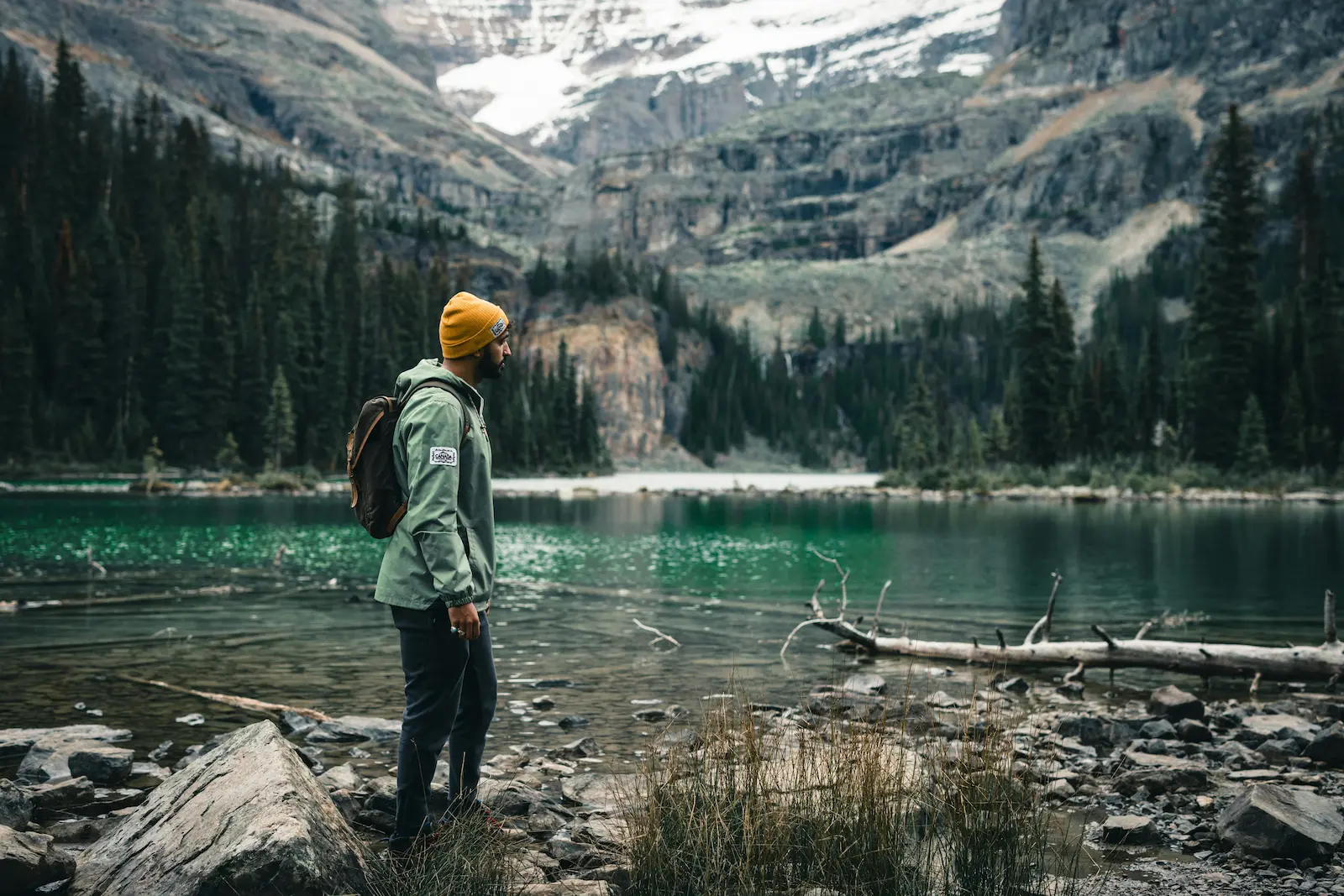 Homme dans un lac habillé pour la season d'automne à Mont-Tremblant
