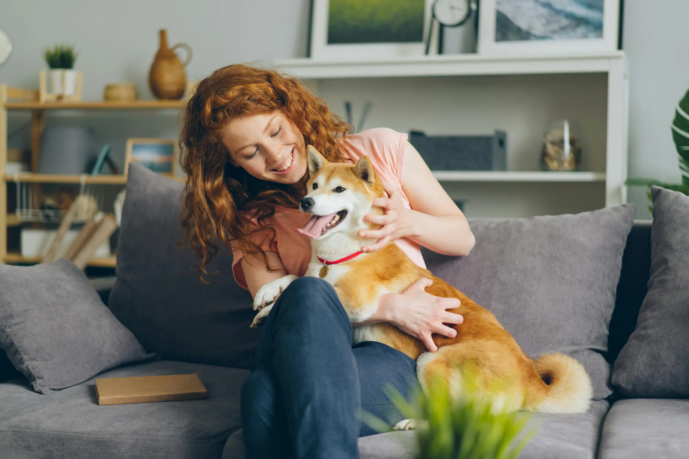 Femme avec son chien sur un canapé à Mont-Tremblant