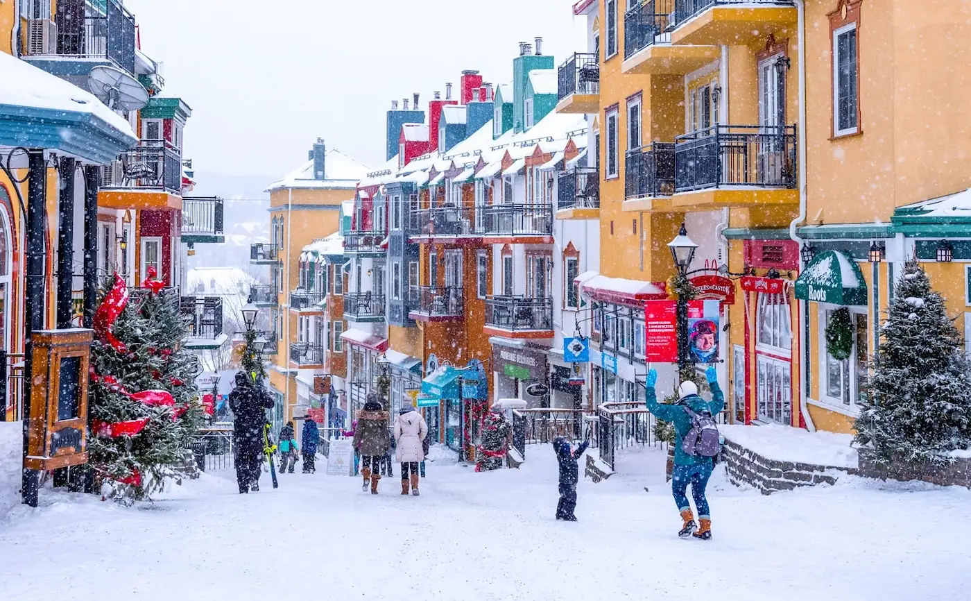 Mont-Tremblant sous la neige pendant Noël et Nouvel An. 