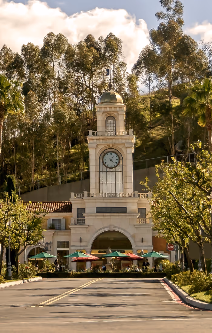 Calabasas shopping building