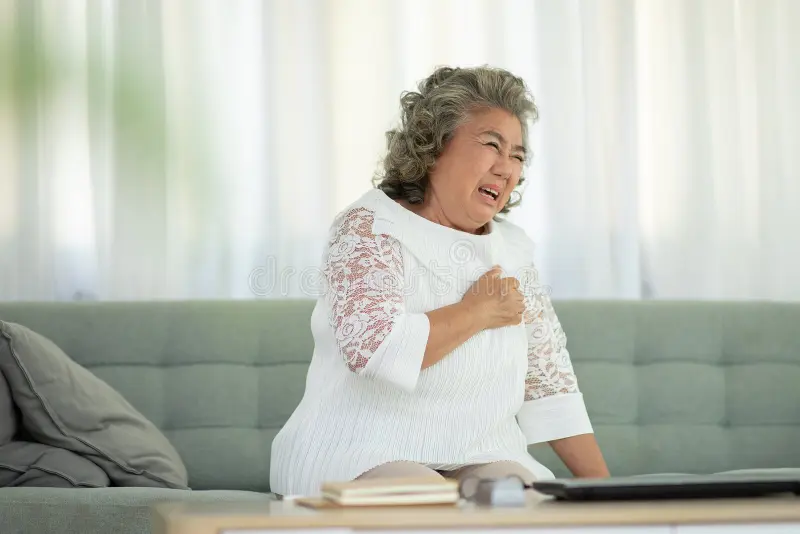 Emergency or Not? Teaching Your Helper to Spot Elderly Health Red Flags