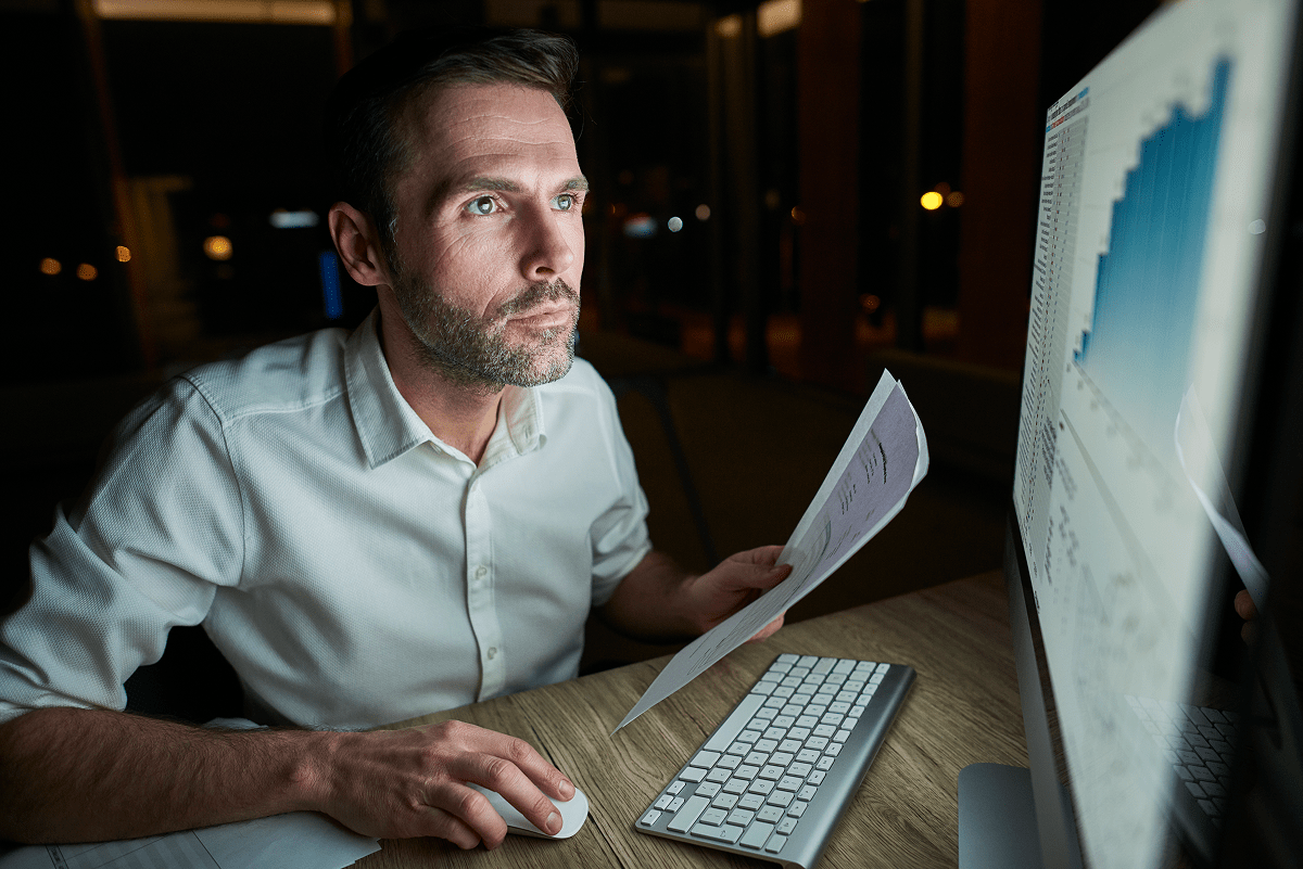 ROI-Messung von BI-Dashboards: Person analysiert Kennzahlen am Bildschirm