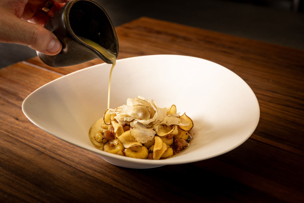 Kartoffelgnocchi mit Topinambur, Trüffel & Geflügelvelouté