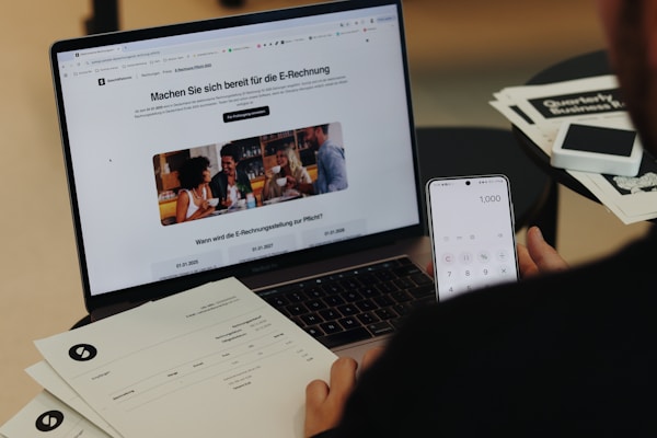 A user navigating an online invoicing system to manage digital payments. With SumUp, you can optimize your billing process.
