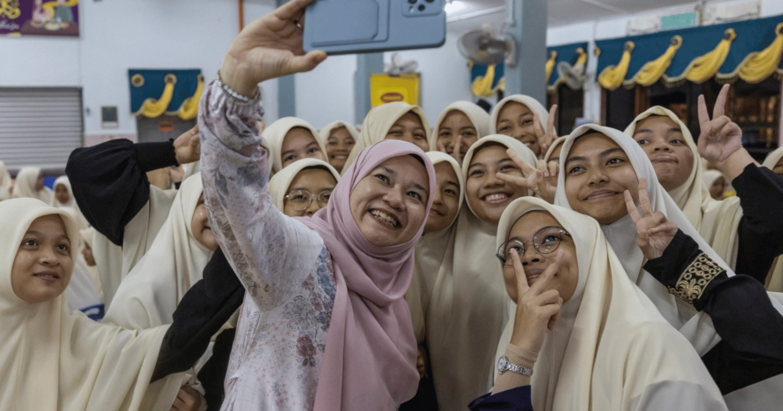 The ministry has issued a warning to schools against selling vape-shaped candies and is urging stricter regulations to prevent their distribution.