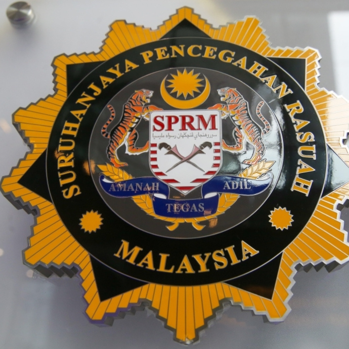 MACC arrests two Bangladeshi nationals over bribery case linked to smuggling foreigners through KLIA.