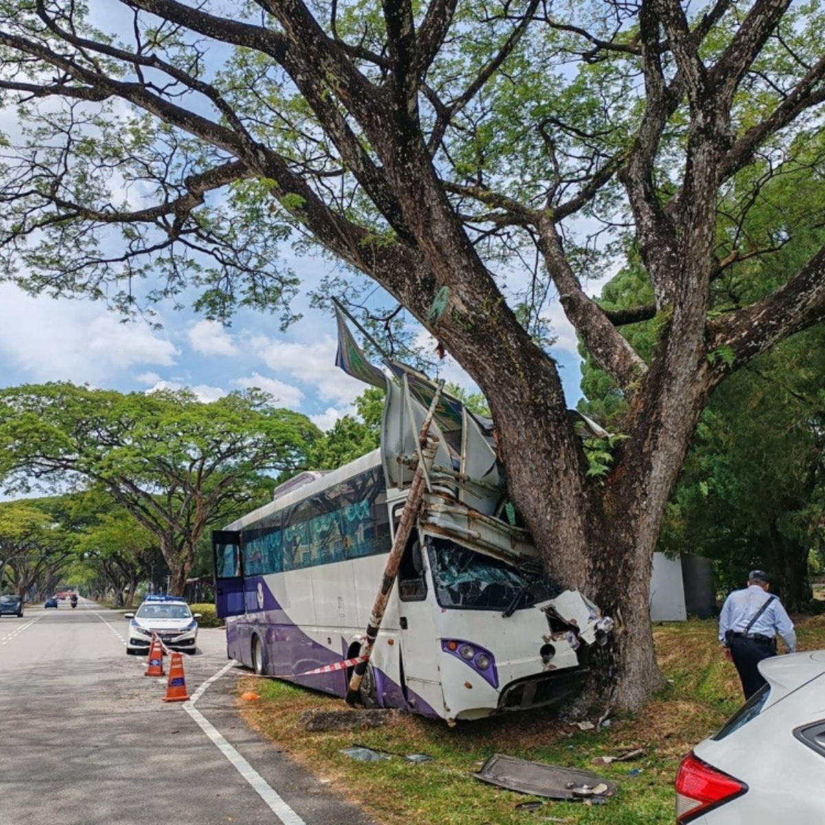 Dashcam footage captures a bus transporting kindergarten children crashing in Serdang.