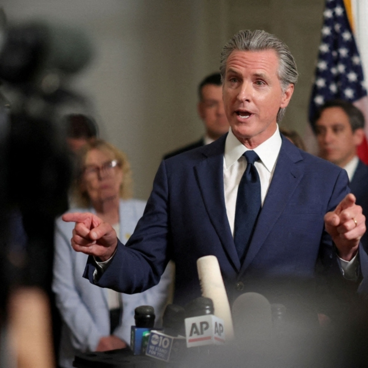 Texas and California compete to revise electoral maps in the 2026 US midterm power struggle.