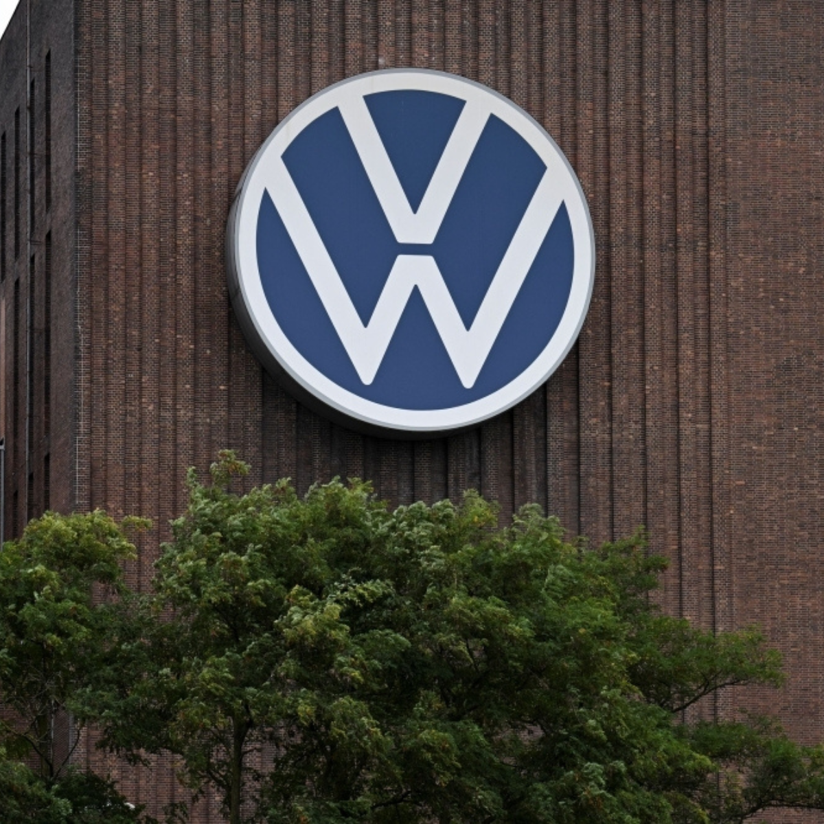 Volkswagen plans to challenge a Brazilian court decision regarding conditions resembling slavery at an Amazon ranch.