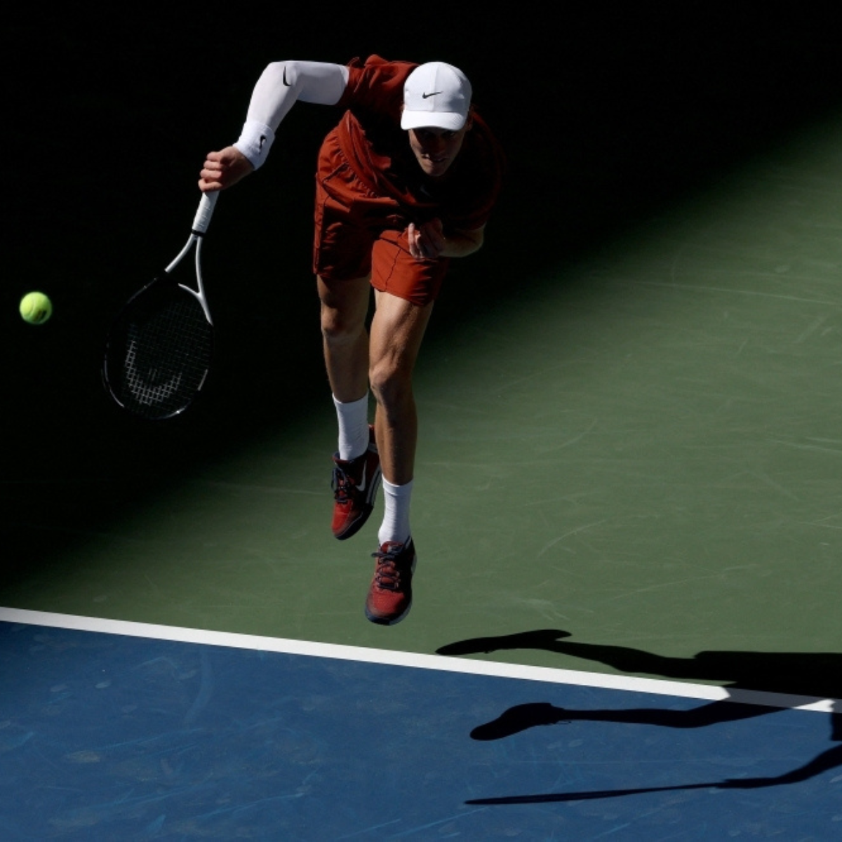 Sinner and Swiatek face challenges at the US Open as Gauff prepares for a match against Osaka.