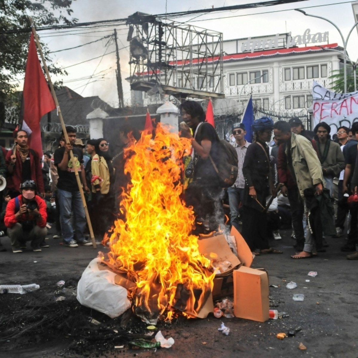 Jakarta is tense: Soldiers are on patrol following fatal protests over MP privileges.