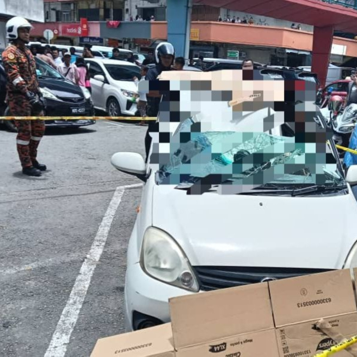 Crowd gathers after 35-year-old man falls from KK Plaza in Kota Kinabalu, survives with severe injuries
