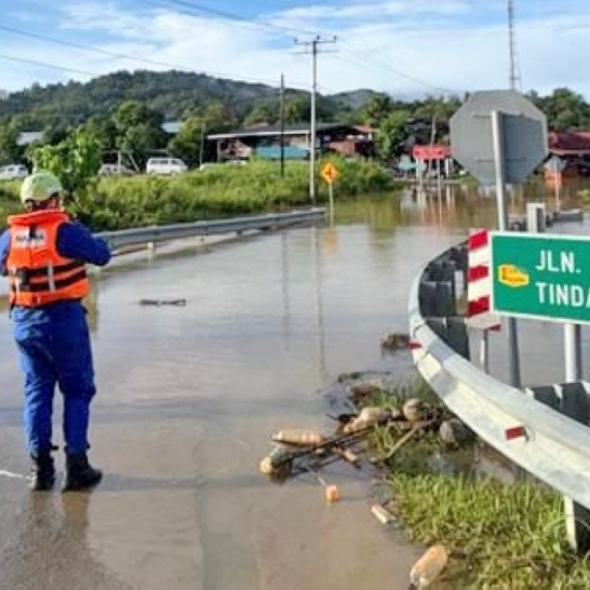 Heavy rains displace 400 in Sabah, authorities caution on impassable roads