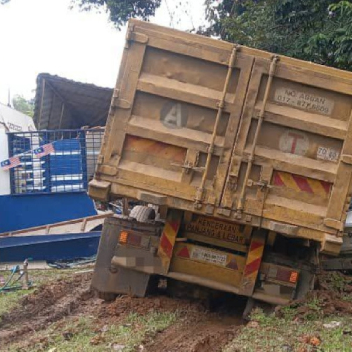 Trailer crashes into Felda Kechau 8 police post in Kuala Lipis; driver and auxiliary policeman injured