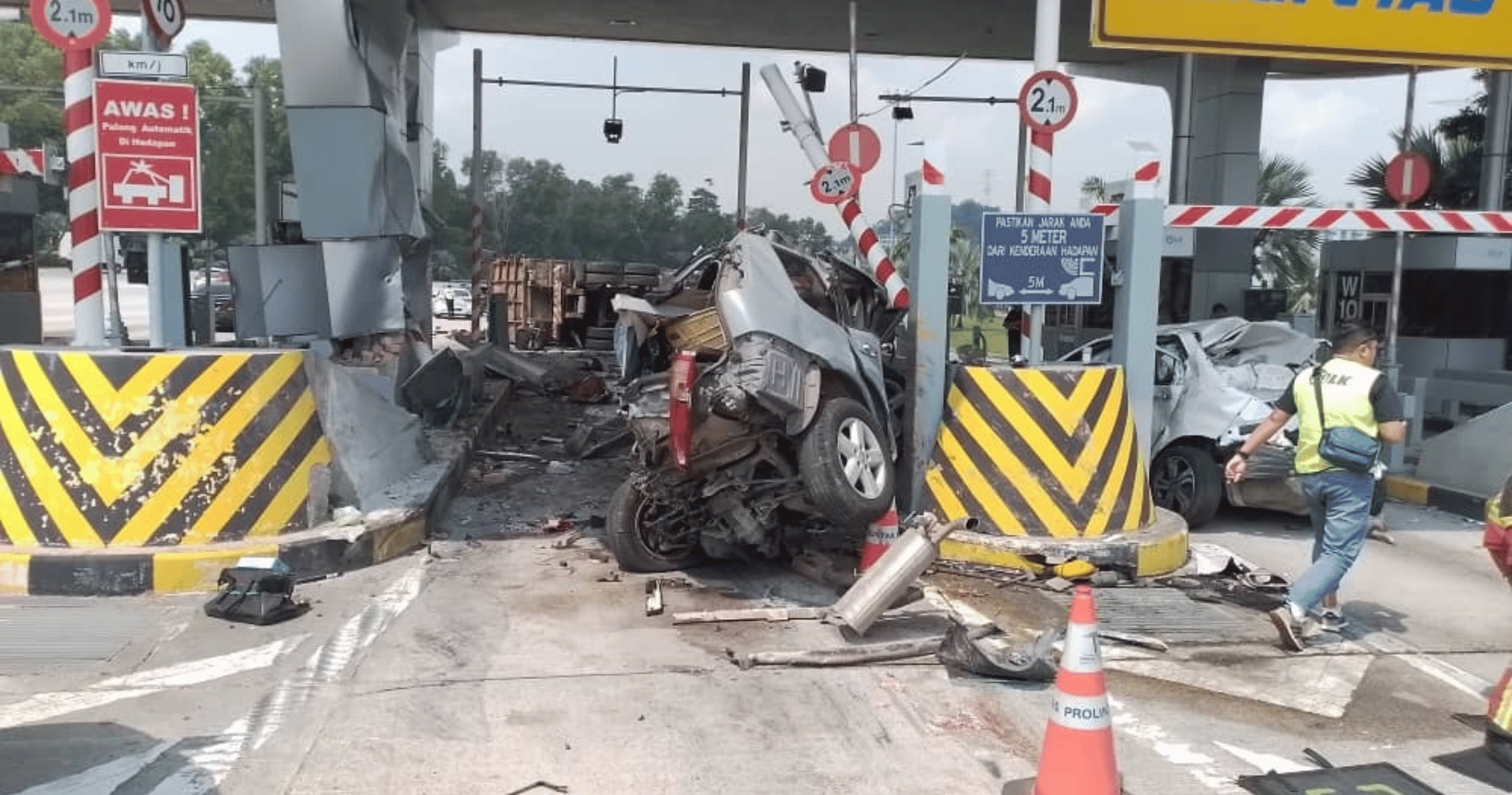 Infant killed, eight injured in four-vehicle collision at Bukit Kajang toll plaza