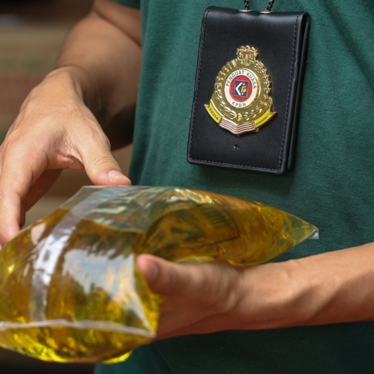 ‘Datuk’ remanded three days over cooking oil smuggling syndicate