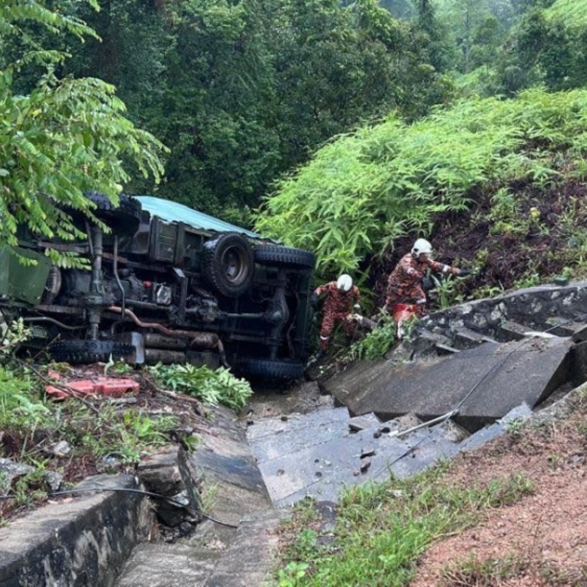 Army truck crashes after Menora Tunnel, leaving one dead and six injured