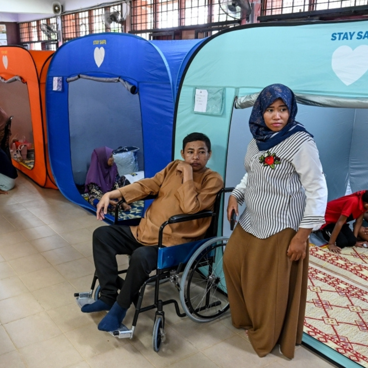 Flood situation improves in several states as the number of evacuees continues to decline.