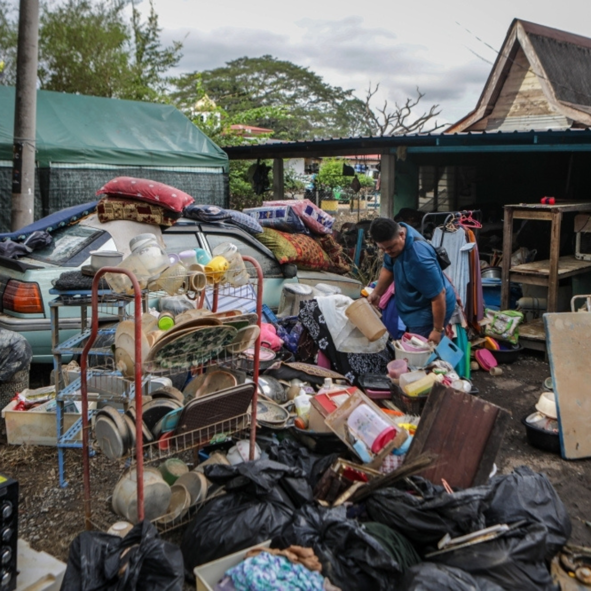 Evacuee numbers drop as thousands return home in flood-hit states