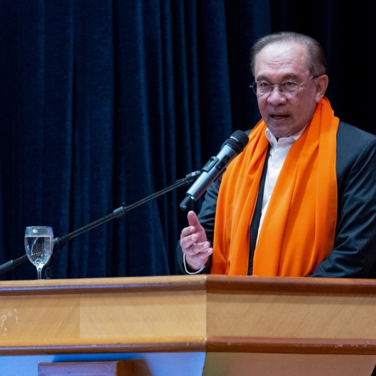 PM Orders Works Ministry to Clamp Down on Project Delays, Demands Accountability from Contractors