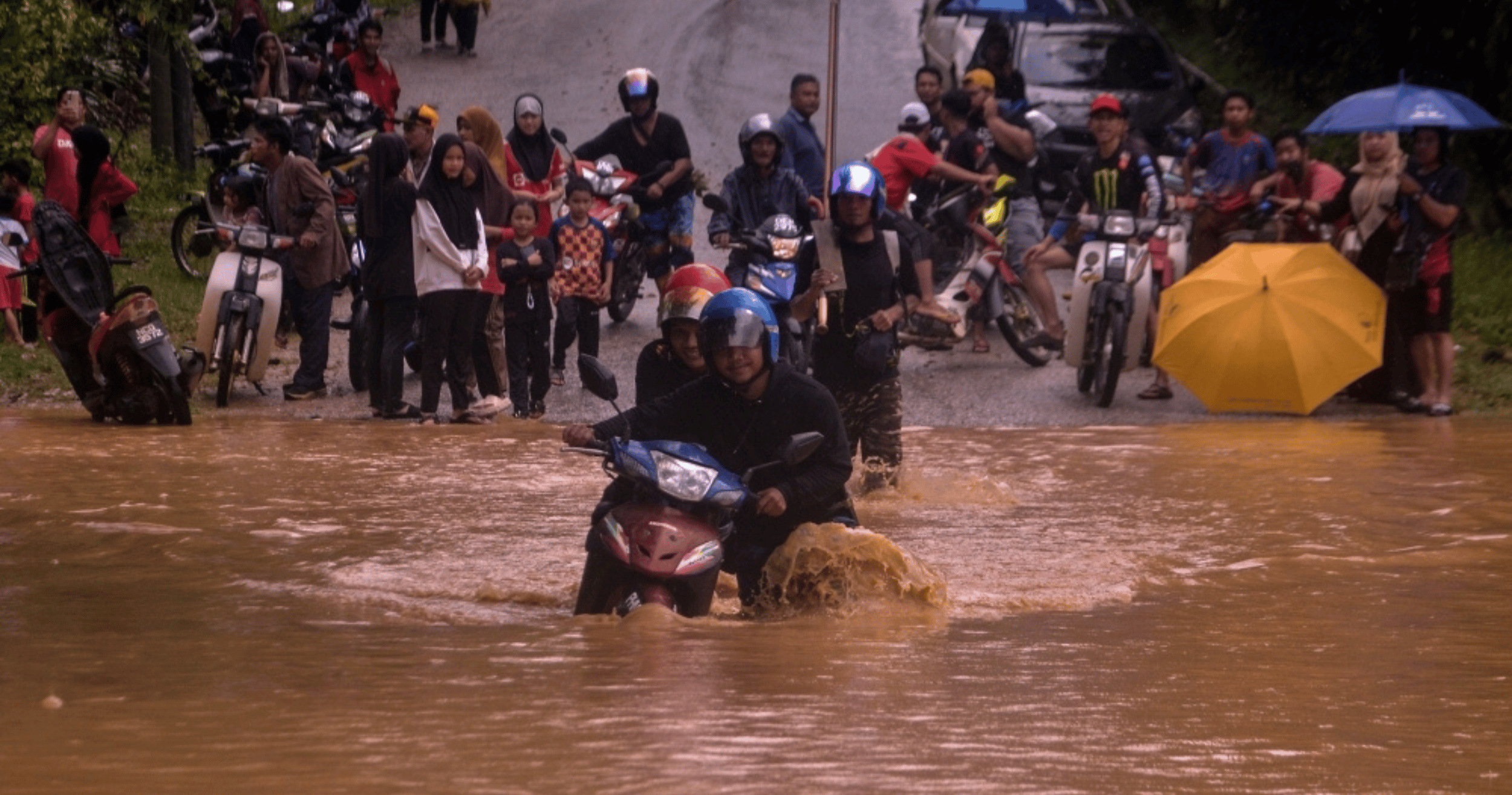 Kelantan floods: Gua Musang braces for a second wave as residents are urged to remain alert.