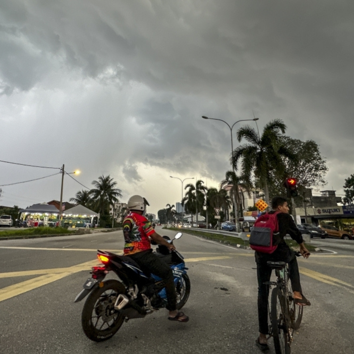 MetMalaysia warns of continuous rain in Sarawak from tomorrow through January 1.