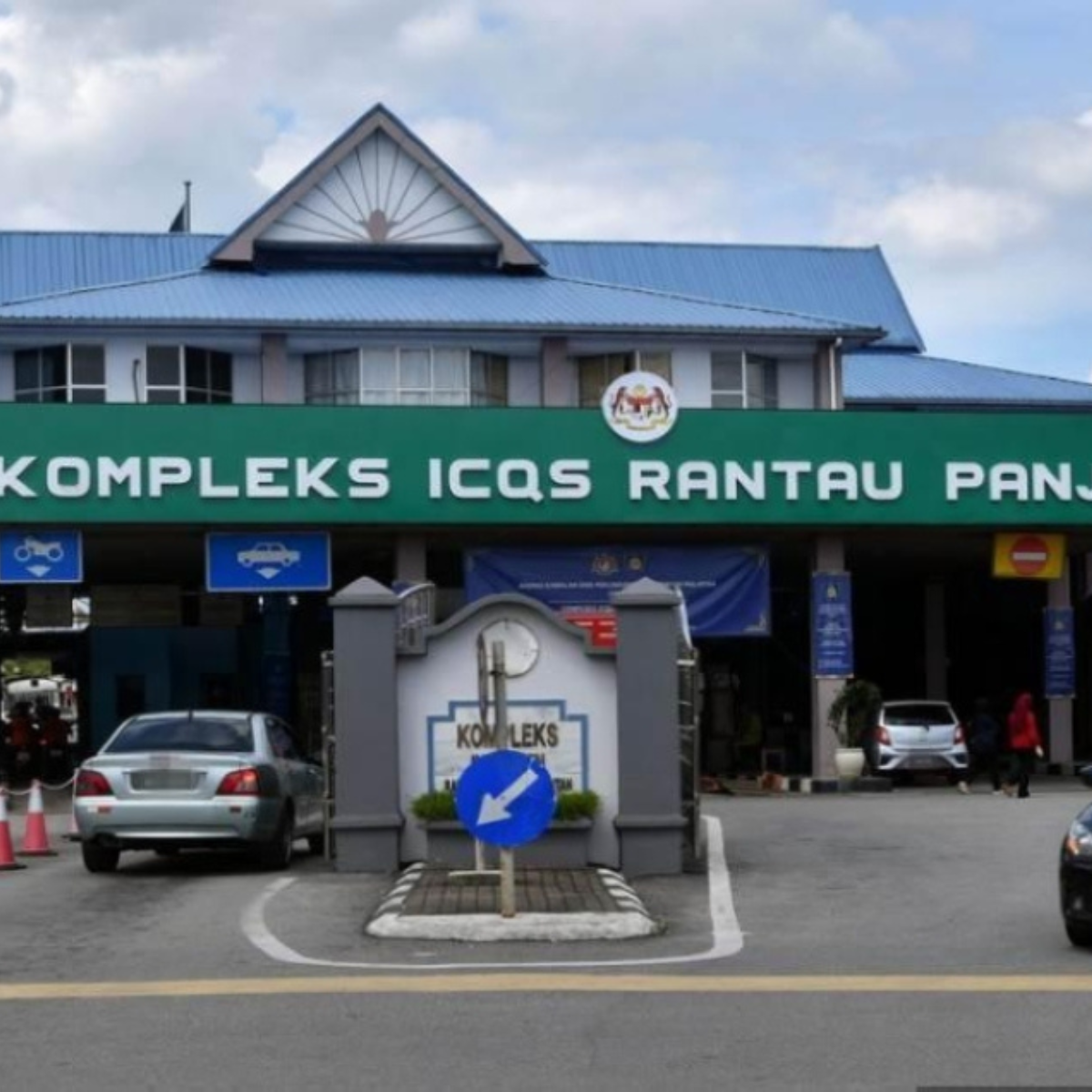 Holiday traffic surge causes 300-metre-long queues at the Rantau Panjang border checkpoint.