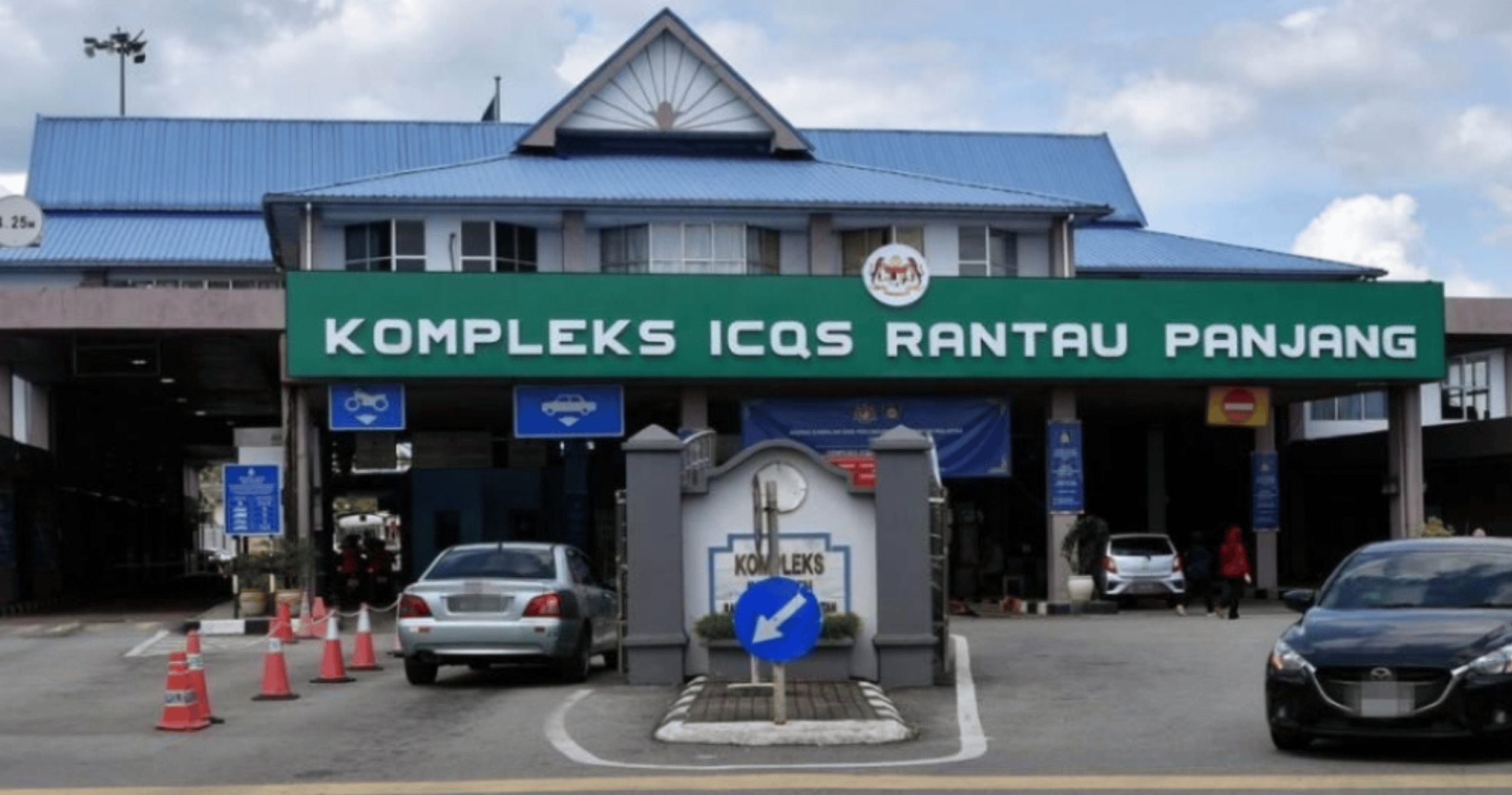 Holiday traffic surge causes 300-metre-long queues at the Rantau Panjang border checkpoint.