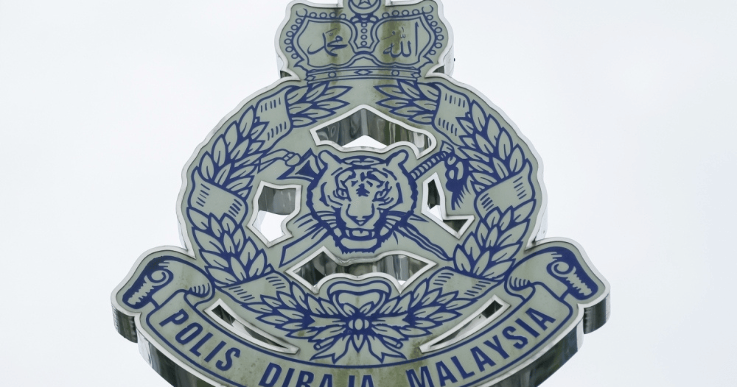 Police have launched a manhunt for a Bukit Chabang Puspen inmate who escaped during visiting hours.