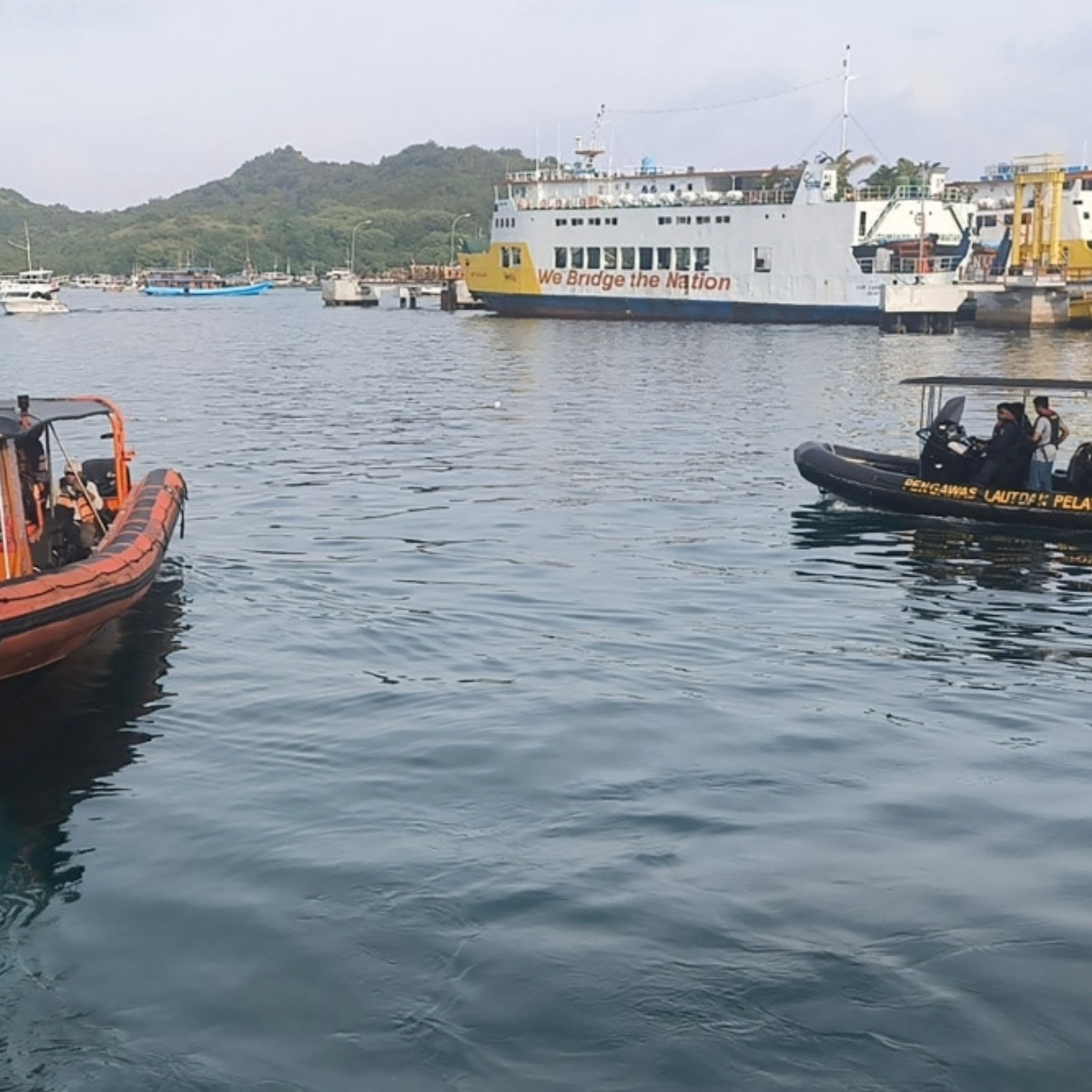 Spanish family reported missing after a tourist boat sank off Labuan Bajo, Indonesia.