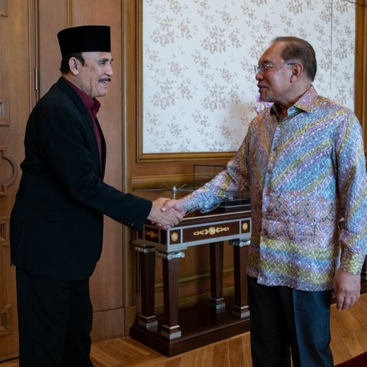 Anwar reiterates government backing for creative freedom, engages director Yusof Haslam on film industry challenges.