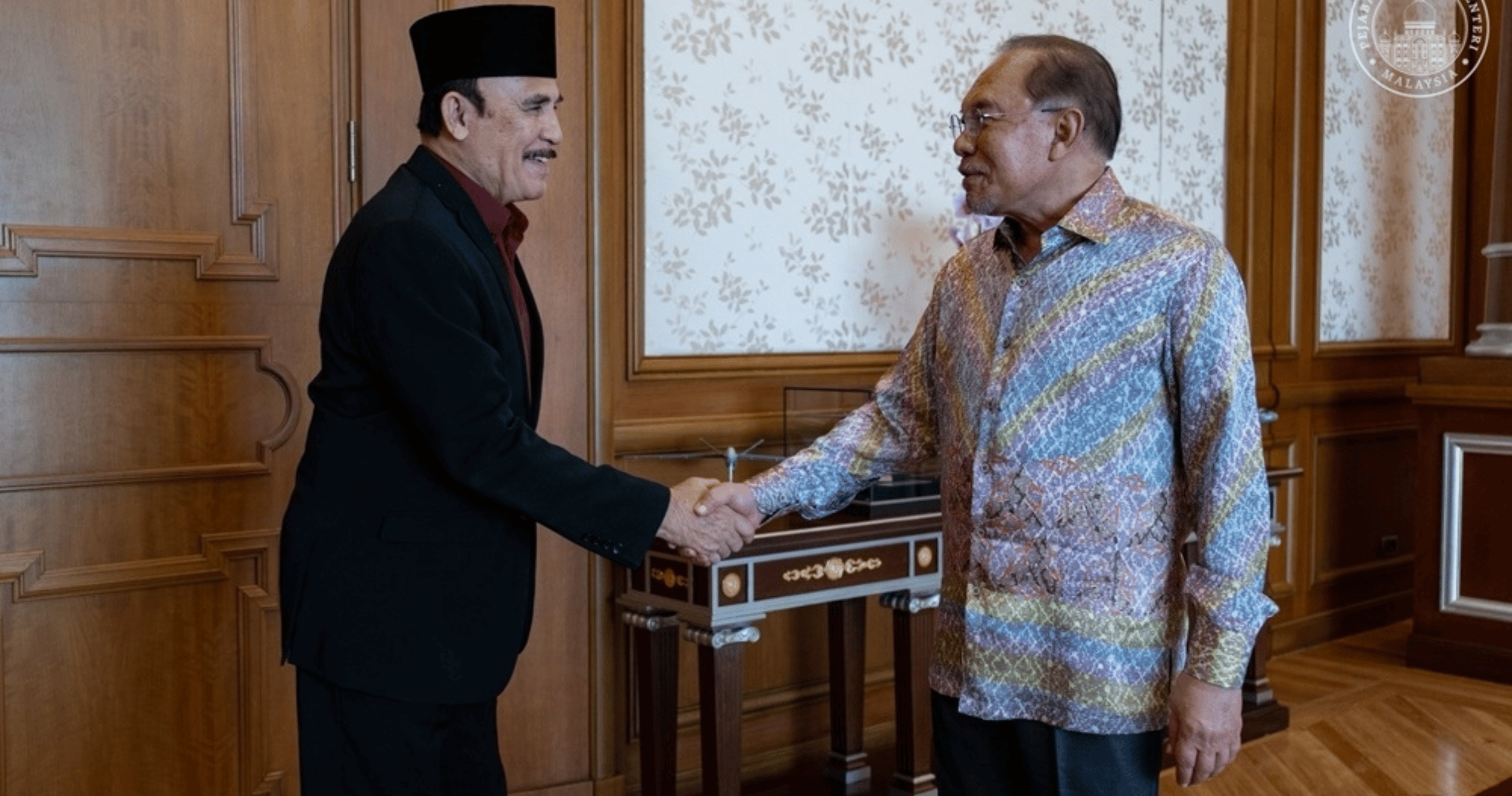 Anwar reiterates government backing for creative freedom, engages director Yusof Haslam on film industry challenges.