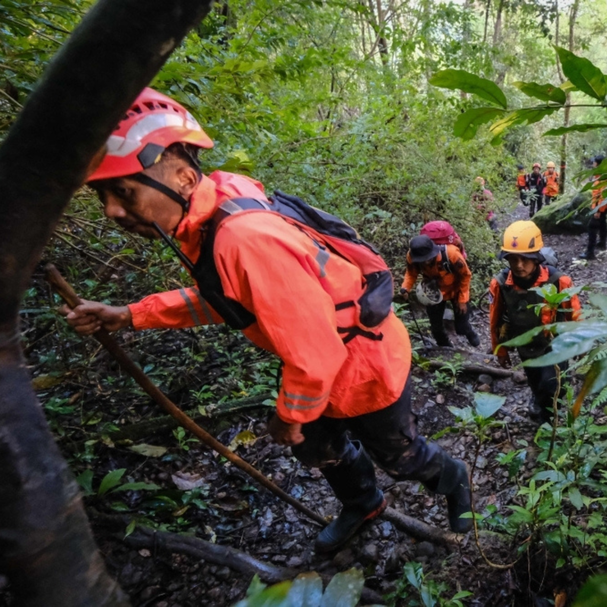 Rescuers retrieve one body from Indonesian fisheries plane crash, nine remain missing