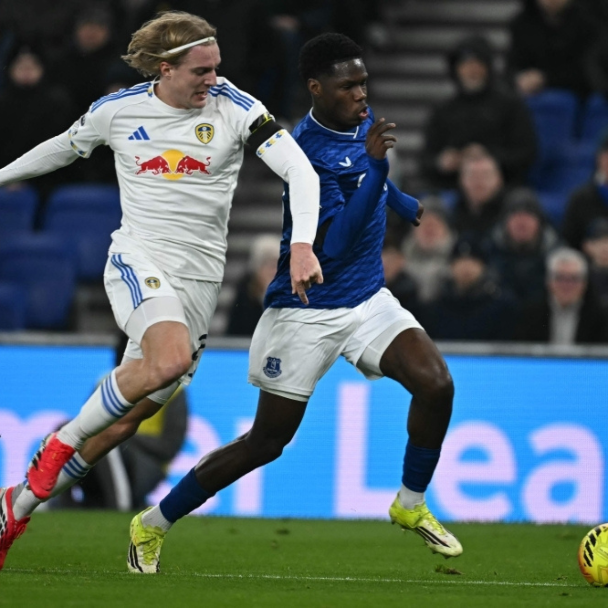 Everton’s Barry scores late to secure a draw with Leeds
