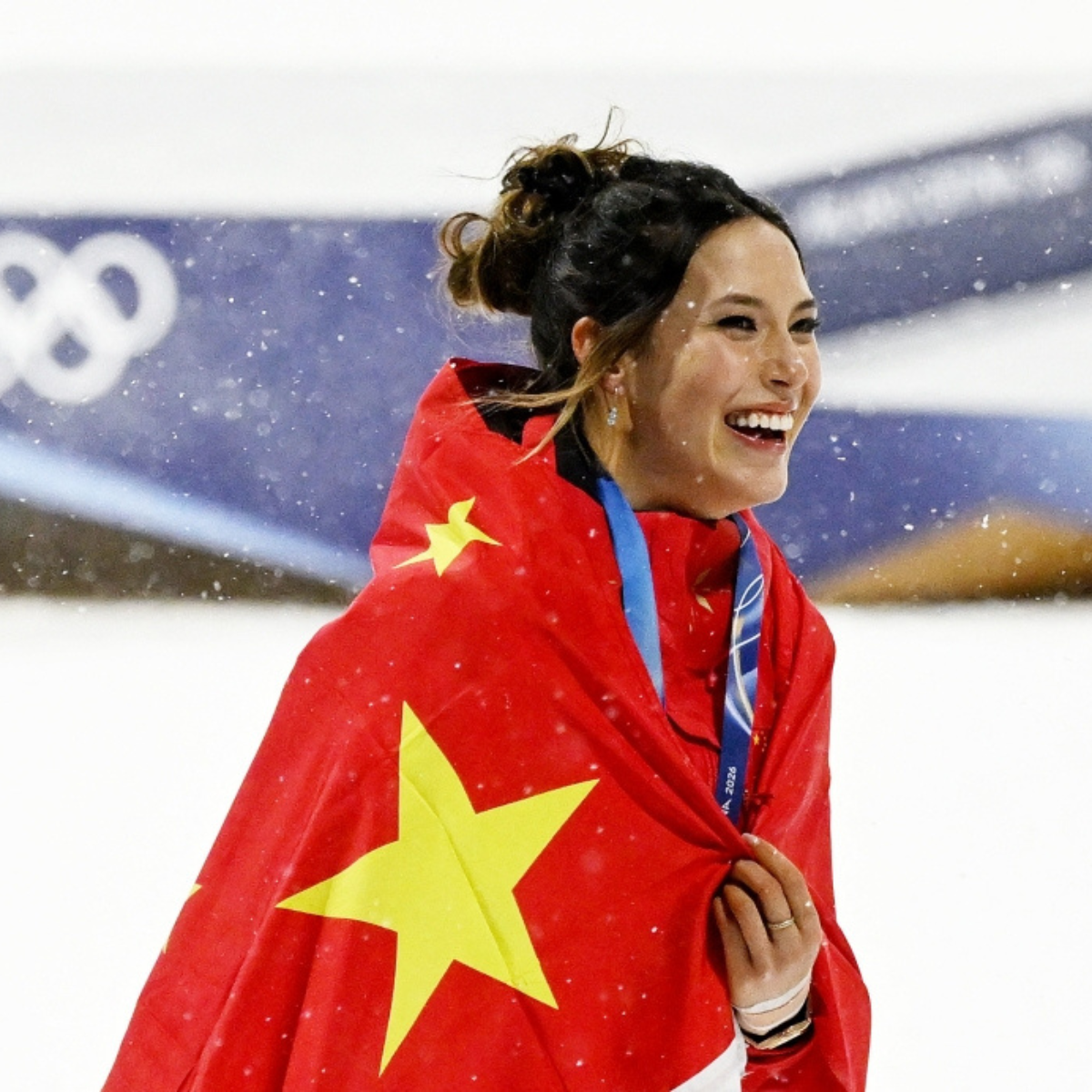 China’s Olympic freeski champion Eileen Gu dismisses question about “losing two golds” in viral press moment