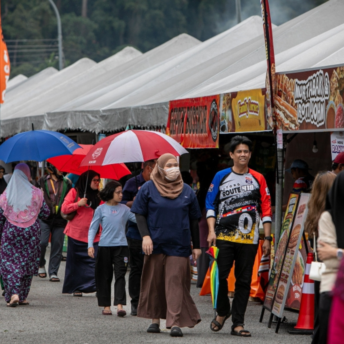 Immigration officers carried out enforcement at Ramadan bazaars, detaining 23 foreign nationals in a crackdown on illegal trading activities.