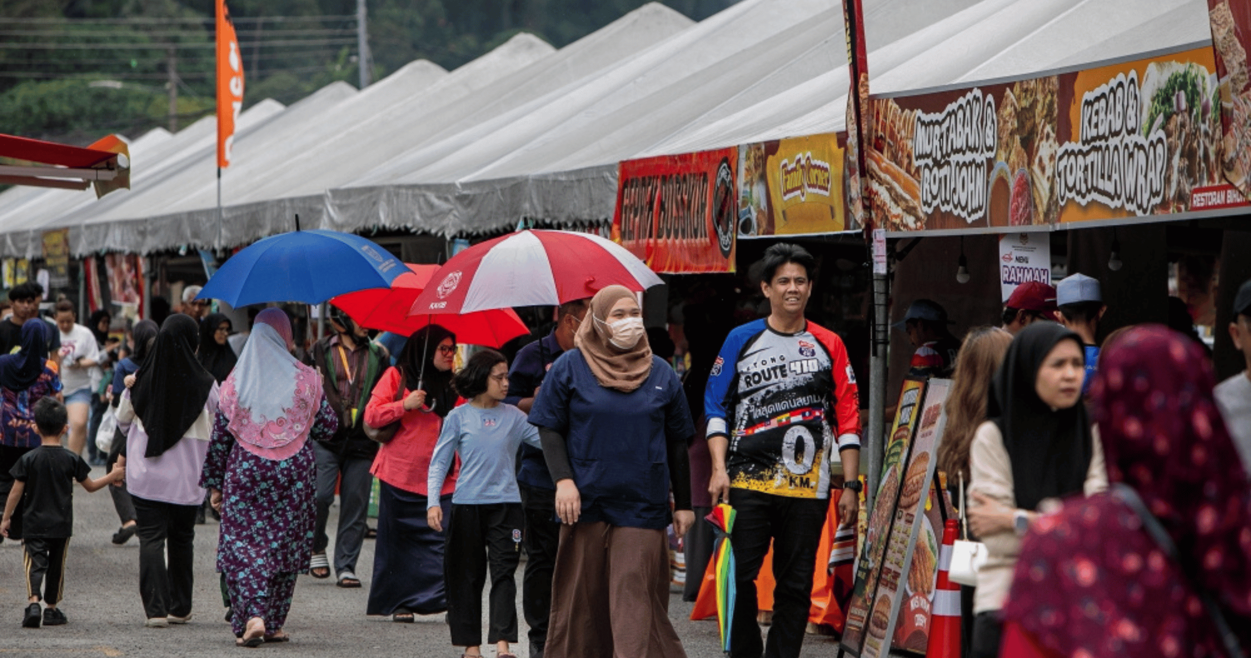 Immigration officers carried out enforcement at Ramadan bazaars, detaining 23 foreign nationals in a crackdown on illegal trading activities.