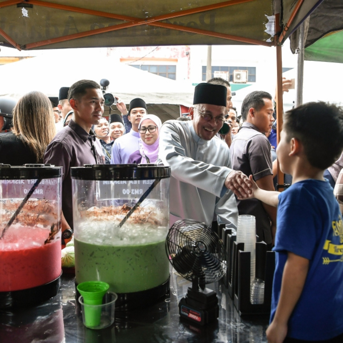 Anwar visits Kulim Ramadan bazaar, spends half an hour meeting traders and visitors