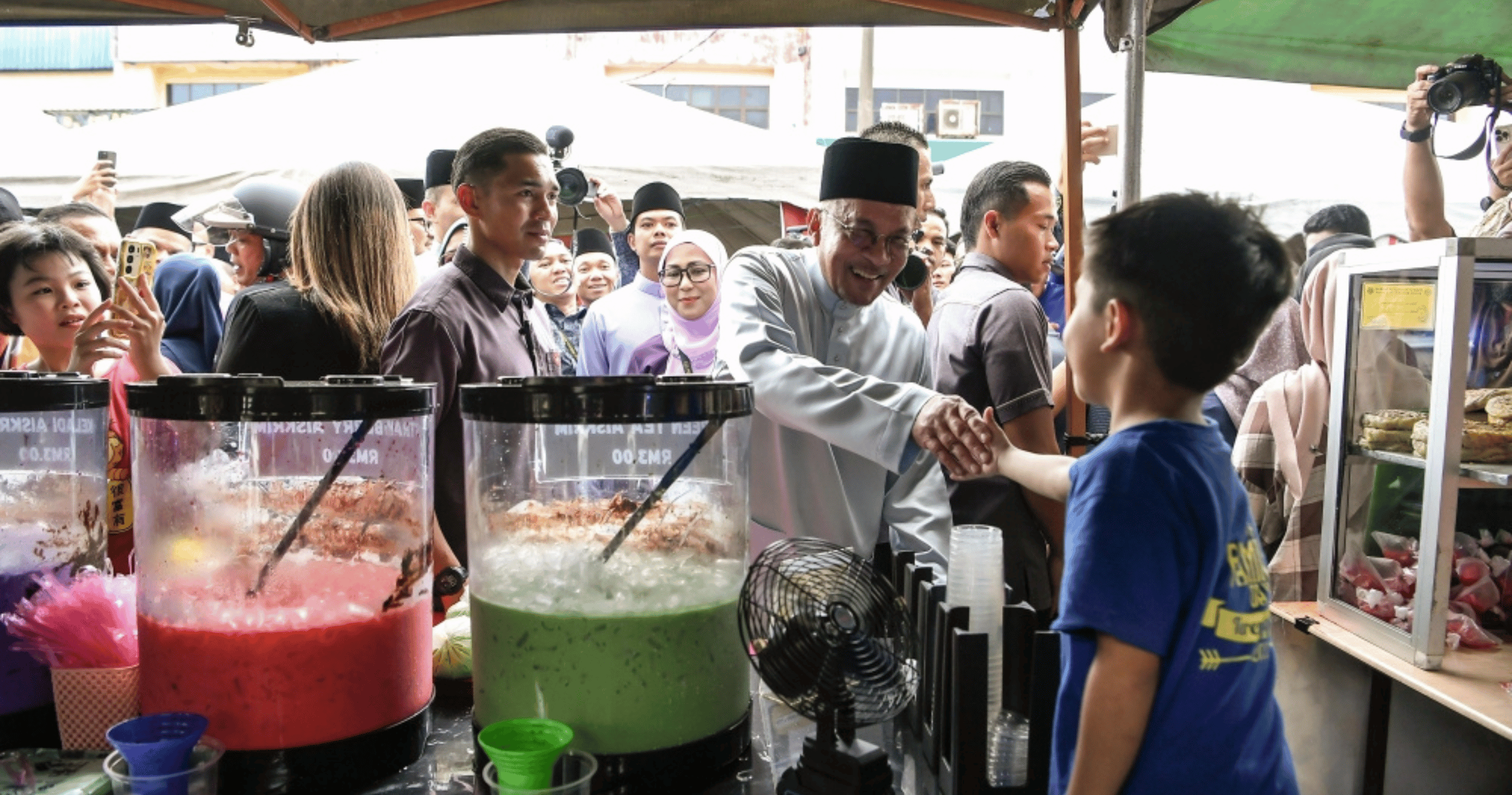 Anwar visits Kulim Ramadan bazaar, spends half an hour meeting traders and visitors