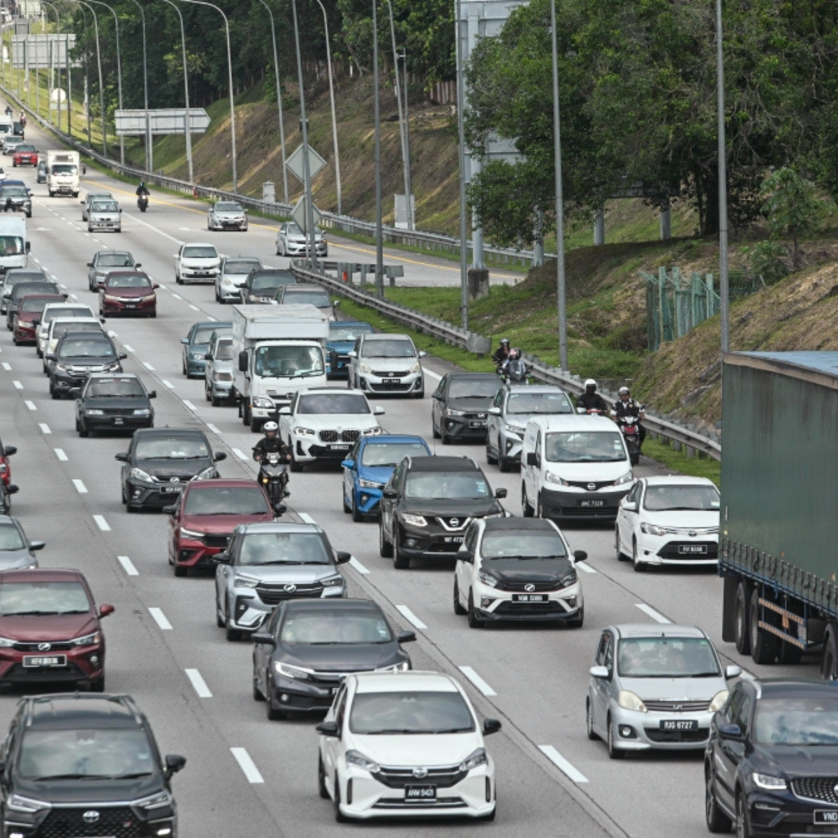 Severe traffic jams reported on highways leaving Klang Valley as Hari Raya travel reaches its peak.